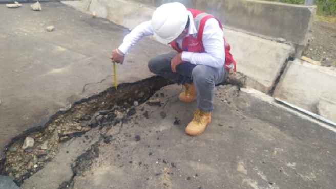 La Contraloría General advirtió a la Municipalidad Distrital de Urpay que los trabajos ejecutados para el mejoramiento de la pista de aterrizaje y plataforma del aeródromo de Urpay presentan deficiencias de construcción, entre otros, situación que podría afectar la calidad y durabilidad de la obra que desde mayo del 2023 se ejecuta con un presupuesto de S/ 6 535 722 y desde diciembre último se encuentra en estado de suspendida y atrasada.