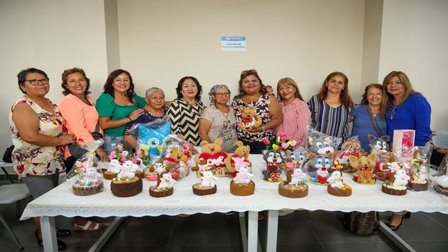 🟡 ¡Enseñamos para emprender! Cerca de 200 mujeres participaron en diversos talleres de verano durante más de dos meses con el objetivo de aprender habilidades que les permitan generar sus propios ingresos y sustentar sus hogares. El conjunto de estos cursos, a los que se denominó "Mujeres en Acción", se llevó a cabo en la Casa de la Mujer de la zona centro y en Ventanilla norte. Durante la clausura, la teniente alcaldesa Rocío Cáceres, en representación de nuestro alcalde 𝐉𝐡𝐨𝐯𝐢𝐧𝐬𝐨𝐧 𝐕𝐚𝐬𝐪𝐮𝐞𝐳, destacó el propósito de estos talleres: “empoderar a las mujeres y fomentar su independencia”. Recalcó el compromiso de trabajar arduamente para que las mujeres del distrito sigan desarrollándose y lograr su autonomía económica.
