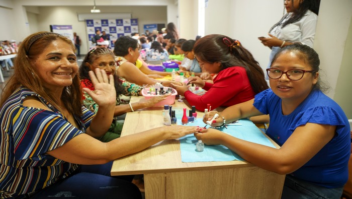 🟡 ¡Enseñamos para emprender! Cerca de 200 mujeres participaron en diversos talleres de verano durante más de dos meses con el objetivo de aprender habilidades que les permitan generar sus propios ingresos y sustentar sus hogares. El conjunto de estos cursos, a los que se denominó "Mujeres en Acción", se llevó a cabo en la Casa de la Mujer de la zona centro y en Ventanilla norte. Durante la clausura, la teniente alcaldesa Rocío Cáceres, en representación de nuestro alcalde 𝐉𝐡𝐨𝐯𝐢𝐧𝐬𝐨𝐧 𝐕𝐚𝐬𝐪𝐮𝐞𝐳, destacó el propósito de estos talleres: “empoderar a las mujeres y fomentar su independencia”. Recalcó el compromiso de trabajar arduamente para que las mujeres del distrito sigan desarrollándose y lograr su autonomía económica.
