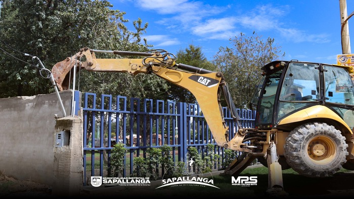 En cumplimiento a Disposiciones Municipales, se demolió muro construido en Vía normada