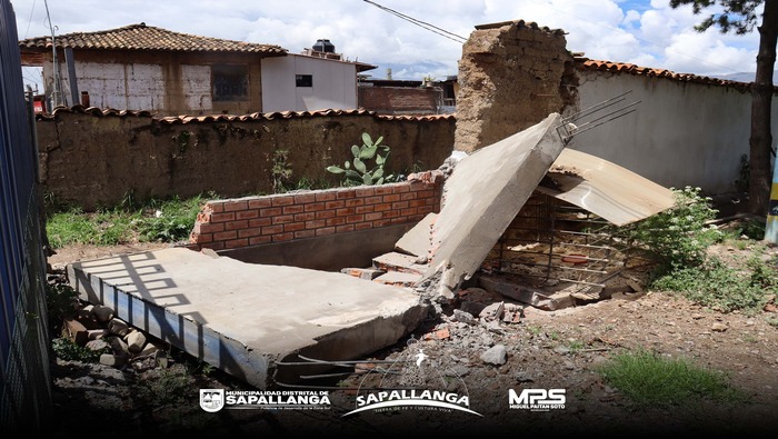 En cumplimiento a Disposiciones Municipales, se demolió muro construido en Vía normada