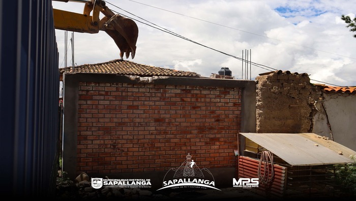 En cumplimiento a Disposiciones Municipales, se demolió muro construido en Vía normada