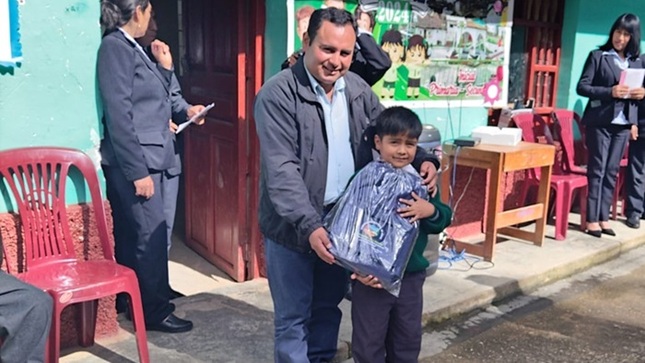 Alcalde Lic. Carlos Pinedo Alejos entregando los útiles escolares