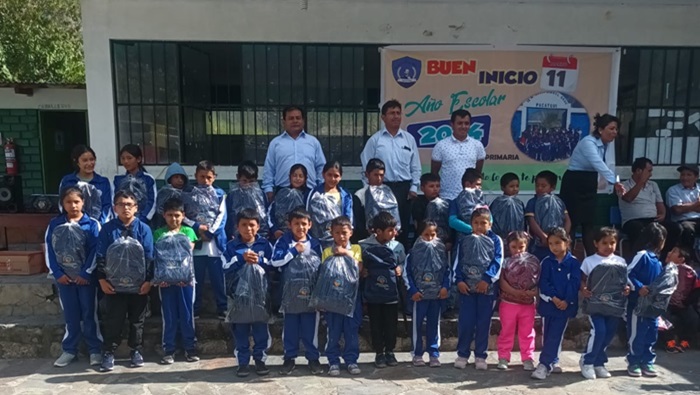 Alumnos con sus útiles escolares
