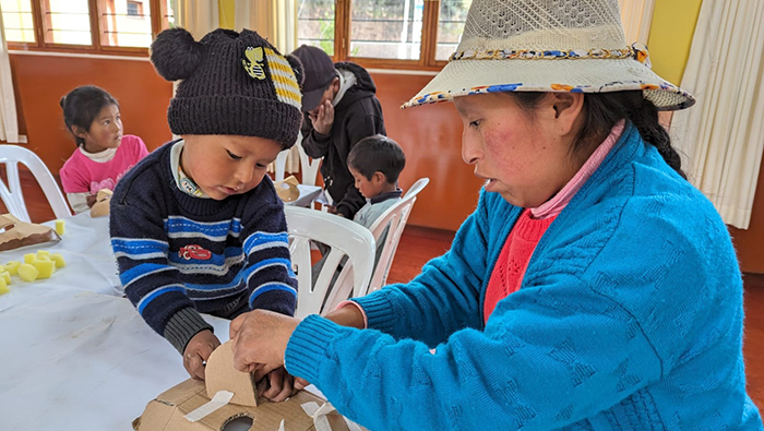 Niños elaboran máscaras con material reciclado en Tambo del Midis