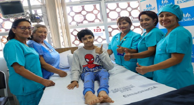 Proeza médica: niño que nació sin esófago es operado en EsSalud y ahora puede alimentarse por sí solo