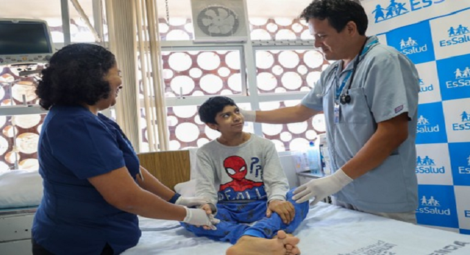 Proeza médica: niño que nació sin esófago es operado en EsSalud y ahora puede alimentarse por sí solo