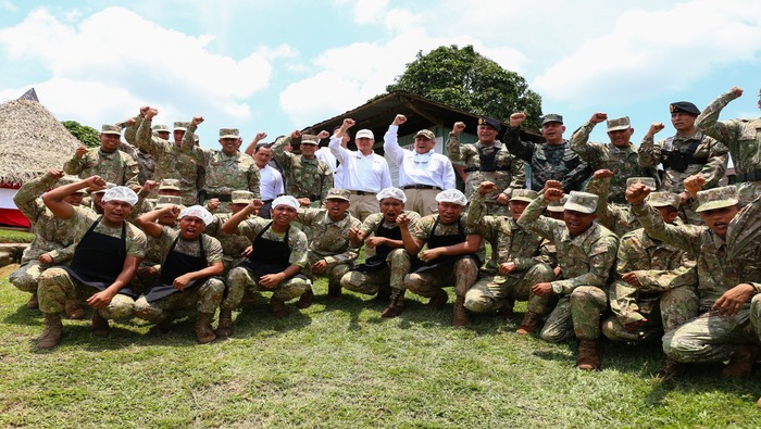 Premier y ministro de Defensa visitan bases militares cerca de la triple frontera en el norte del país