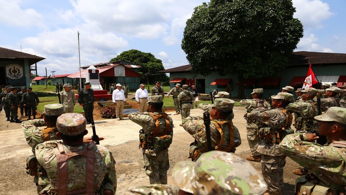 Premier y ministro de Defensa visitan bases militares cerca de la triple frontera en el norte del país