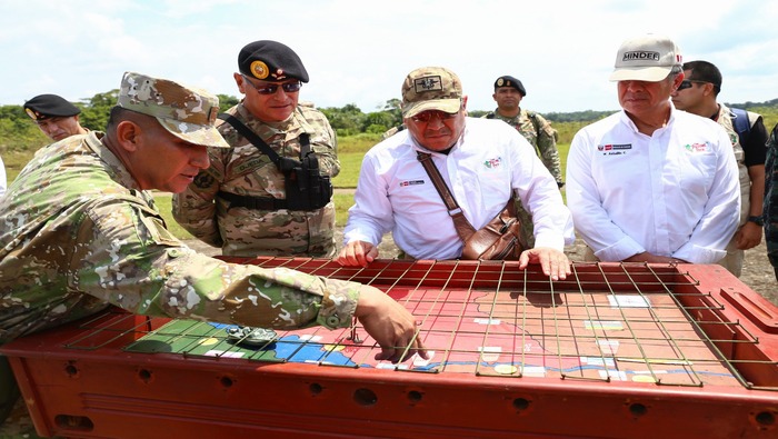 Premier y ministro de Defensa visitan bases militares cerca de la triple frontera en el norte del país