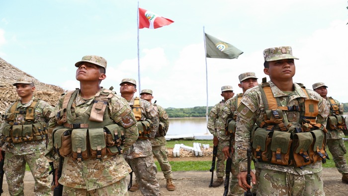 Premier y ministro de Defensa visitan bases militares cerca de la triple frontera en el norte del país