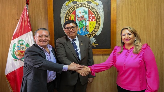 Esta mañana el rector de la UNSCH, Dr. Antonio Jerí Chávez junto a sus funcionarios recibió a la Congresista de la República.