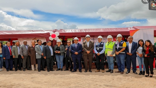 UNSCH realizó entrega de terreno a legado para el inicio de la construcción del comedor universitario.