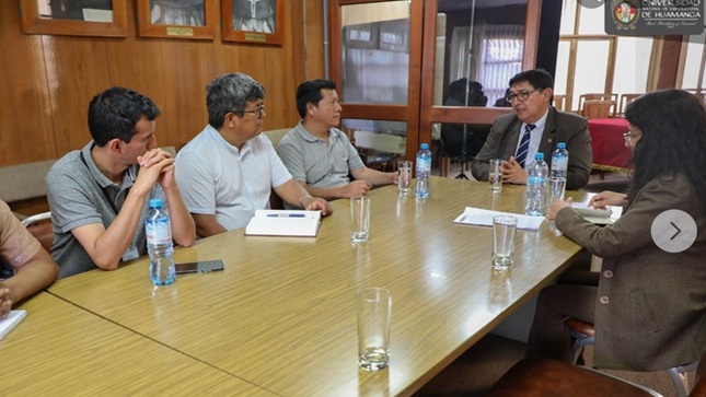 Rector UNSCH y congresista Tacuri se reúnen en beneficio de la UNSCH.