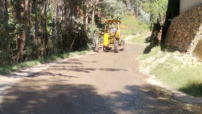 El equipo de maquinaria pesada de la entidad municipal realizó esta tarde