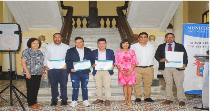 Exposición pictórica y artesanal "Reactivando la cultura 2024"
