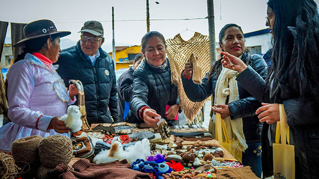 Feria Artesanal Tejiendo y Bordando