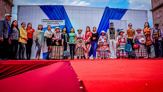 Desfile de moda con trajes artesanales del valle del COLCA