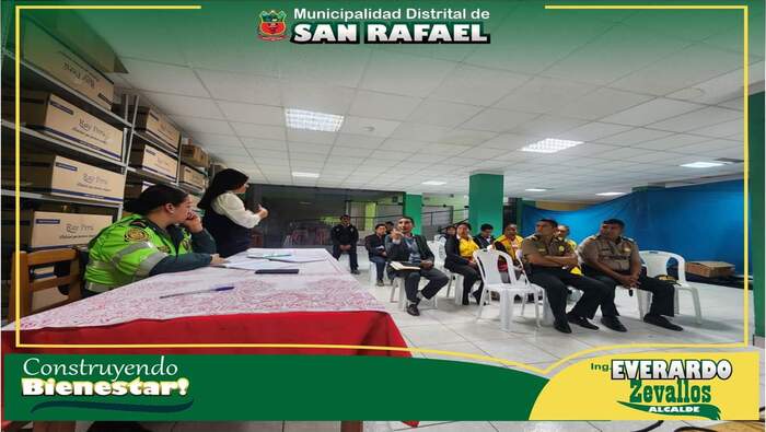 La imagen muestra a los participantes a la primera consulta pública de seguridad ciudadana que sentados escuchando los alcances de quien dirige el evento, asi mismo se aprecia la presencia de personal policial.
