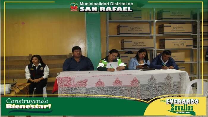 La imagen muestra al alcande, a la secretaria ténica y la presencia de dos regidores sentados en una mesa.