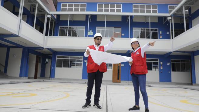 La Contraloría General recomendó a la dirección ejecutiva del Proyecto Especial de Inversión Pública Escuelas Bicentenario (PEIP EB) adoptar las acciones correctivas que correspondan ante deficiencias identificadas mediante el control concurrente en la ejecución de la Etapa Uno, correspondiente al diseño de las escuelas permanentes, así como del diseño y ejecución de obras de las escuelas de contingencia, que podrían afectar el resultado o logros de este proyecto especial, en el que se invertirán S/ 5916 millones, en beneficio de más de 118 mil estudiantes a nivel nacional.