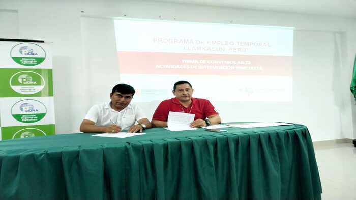 Alcalde firma convenio con LLAMKASUN PERÚ