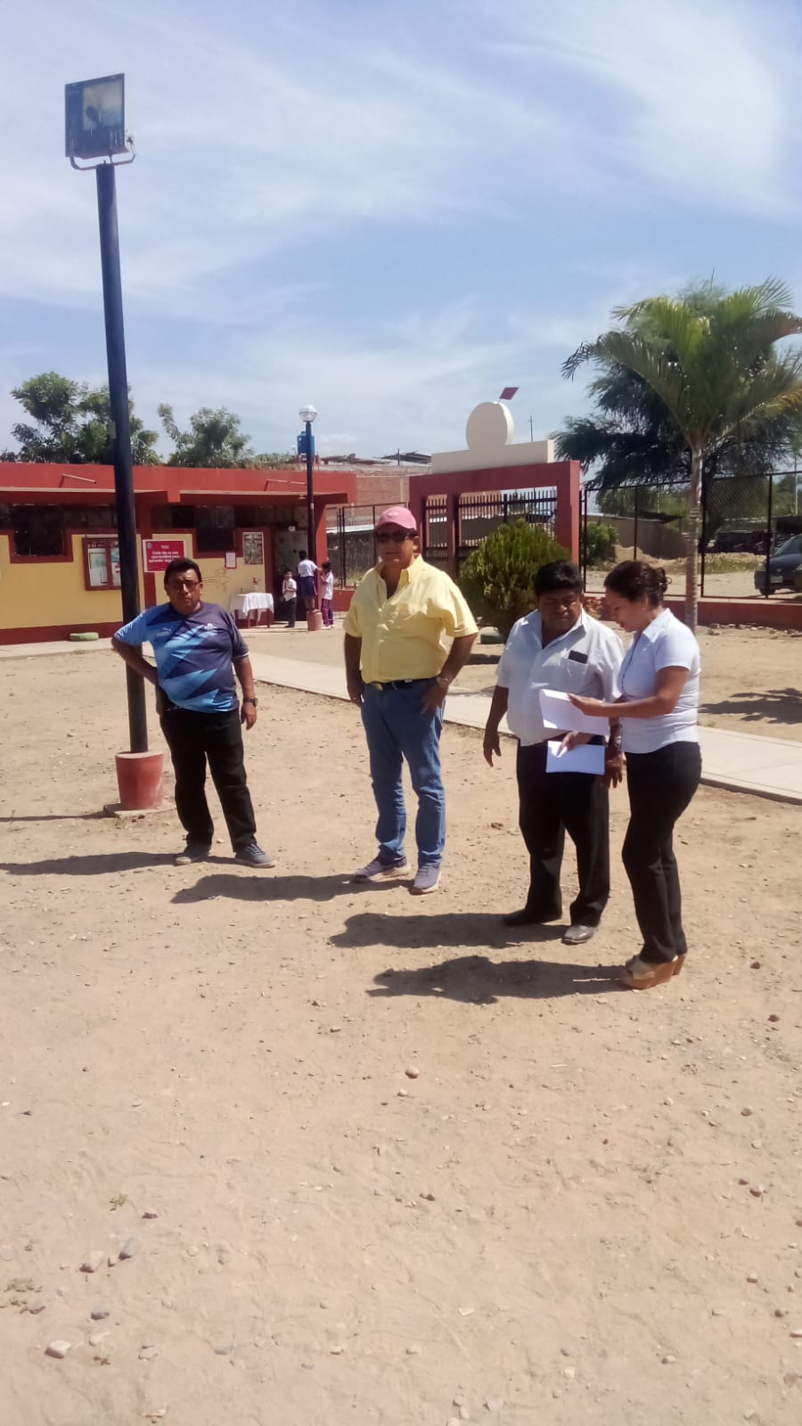 Alcalde de la municipalidad distrital de olmos daniel rivera pasco, pudo ver las difíciles condiciones de infraestructura de un colegio
