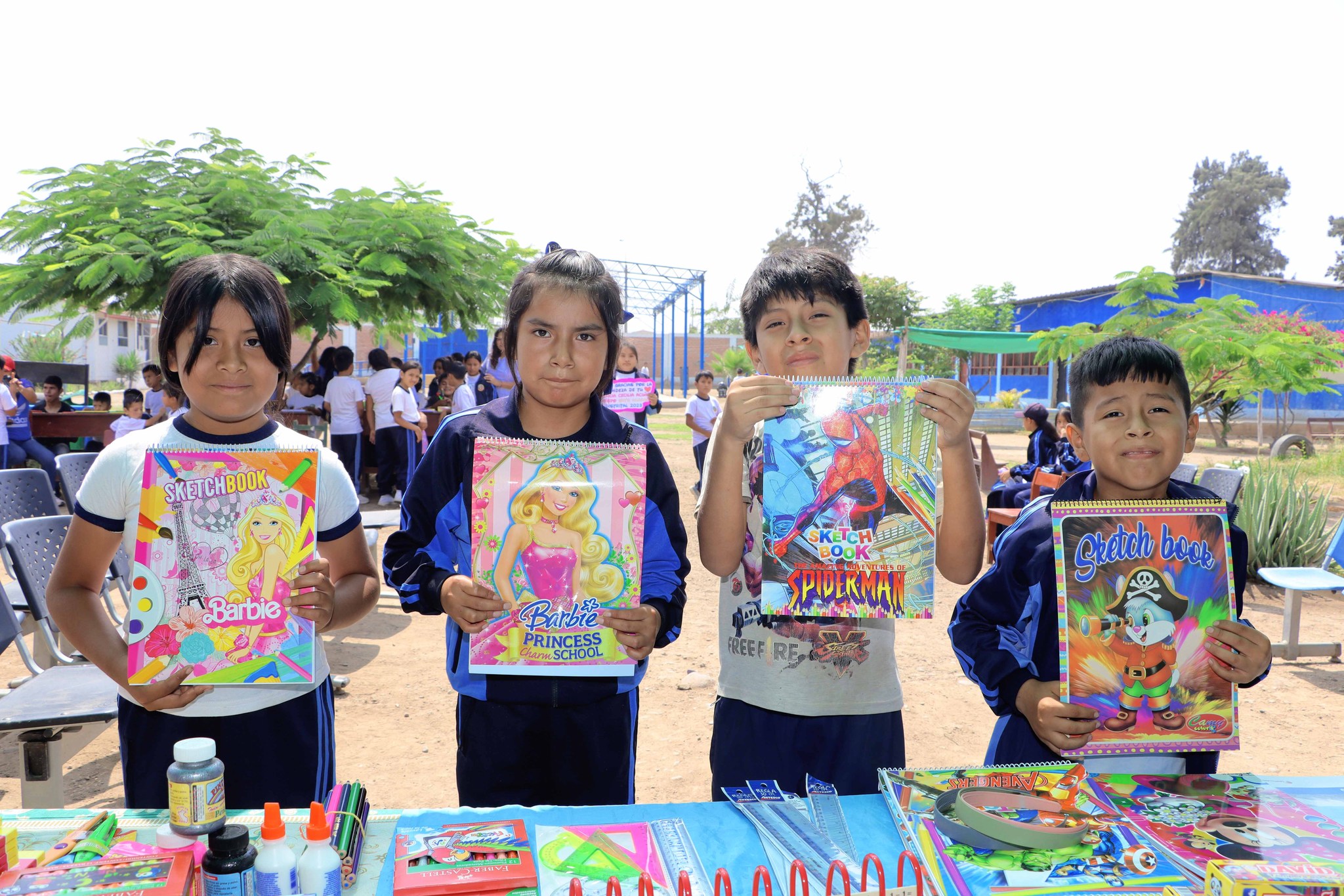 MPH y Miss Huaral Distrital Patricia AcuΓ±a, entregan kits escolares