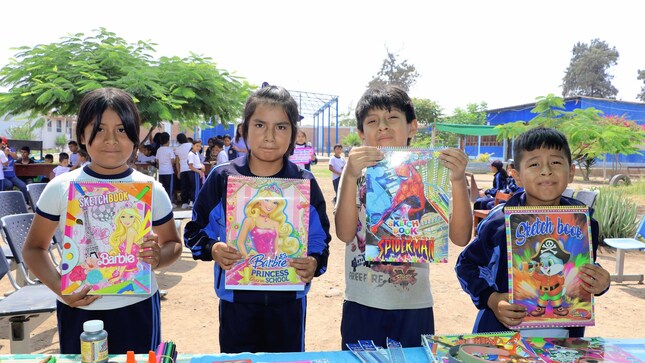 MPH y Miss Huaral Distrital Patricia Acuña, entregan kits escolares