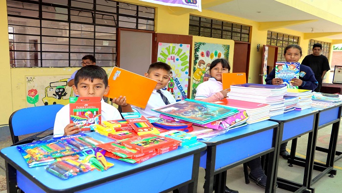 MPH y Miss Huaral Distrital Patricia AcuΓ±a, entregan kits escolares