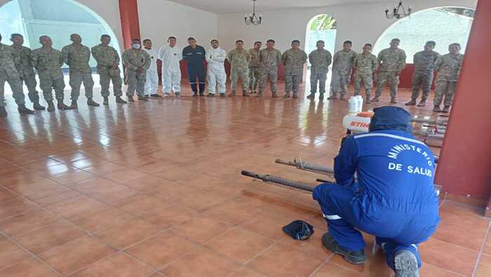 Personal del Ejército recibe capacitación en uso de fumigadores contra el mosquito del dengue