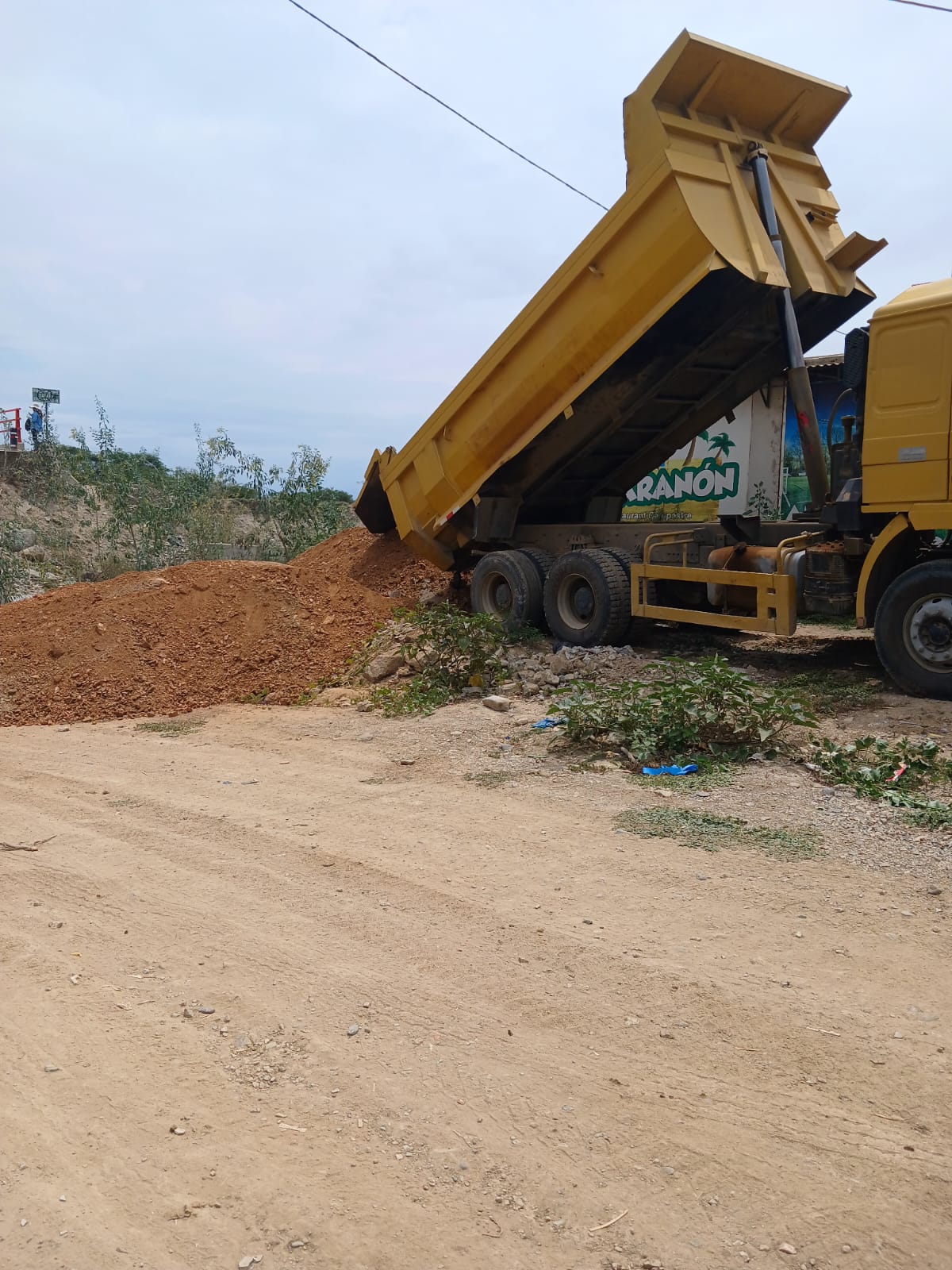 Nuestra autoridad daniel rivera pasco, iniciaron los trabajos en el camino que conduce al puente peatonal de santa isabel.