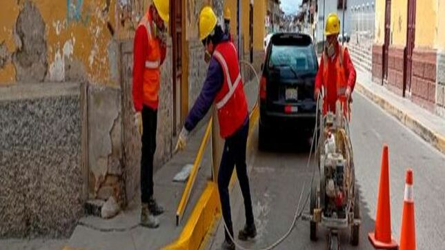 📌Comprometidos con la seguridad vial y el ordenamiento del transporte, la gerencia de Transportes y Seguridad Vial de la Municipalidad Provincial de Cajamarca, continúa trabajando de manera constante en el pintado de señalización en diferentes calles de nuestra ciudad con el fin de reducir los accidentes de tránsito y hacer respetar las zonas rígidas y prohibidas.
✅Estas acciones, se realizó en la cuadra 4 del jirón Junín logrando así brindar mayores condiciones de seguridad a los vecinos del barrio  San Pedro.