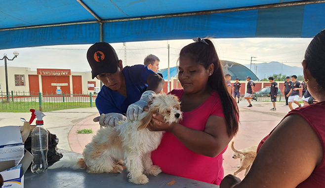 Vecinos de San Juan de Dios participaron en la campaña de desparasitación canina.