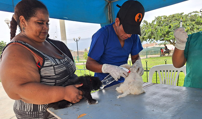 Vecinos de San Juan de Dios participaron en la campaña de desparasitación canina.
