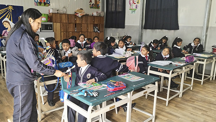 Imagen de las actividades realizadas por el personal de salud a los alumnos de los colegios