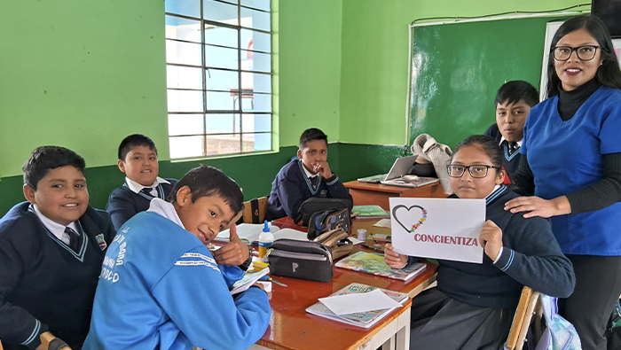 Imagen de las actividades realizadas por el personal de salud a los alumnos de los colegios