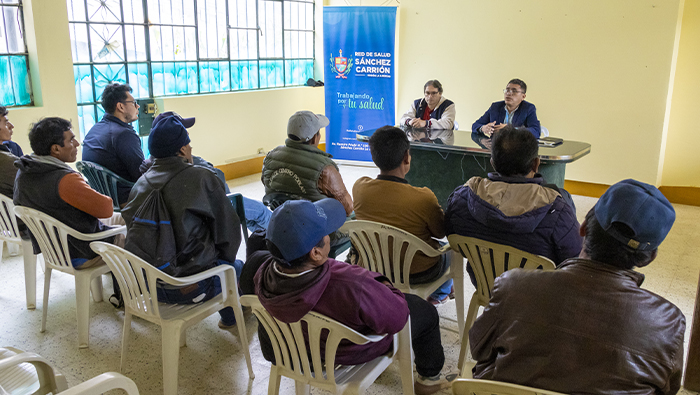 Imagen de la reunión entre personal de la Red Integrada de Salud Sánchez Carrión y representantes de la comunidad de Uchuy
