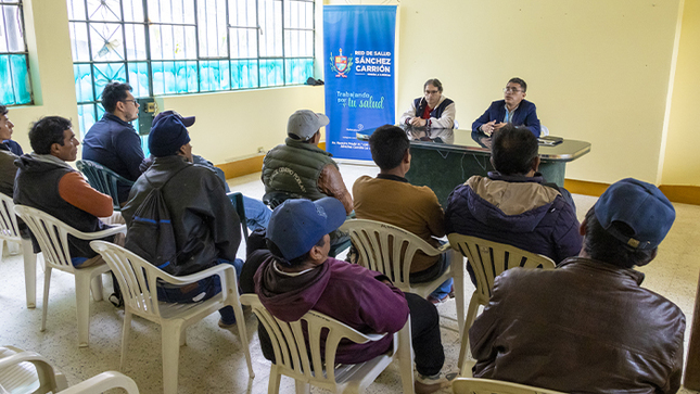 Imagen de la reunión entre personal de la Red Integrada de Salud Sánchez Carrión y representantes de la comunidad de Uchuy