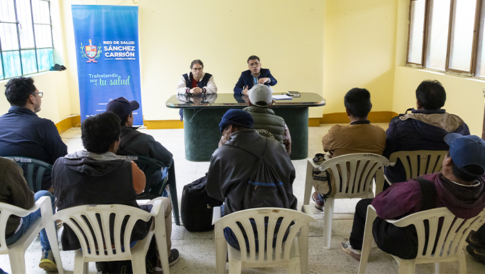 Imagen de la reunión entre personal de la Red Integrada de Salud Sánchez Carrión y representantes de la comunidad de Uchuy