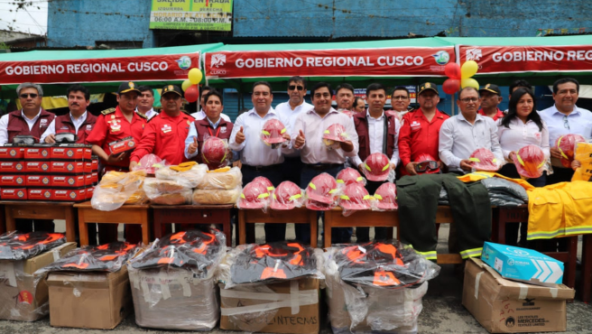 CONSEJROS REGIONALES EN EL MARCO DE SUS FUNCIONES PARTICIPAN DE ENTREGA DE EQUIPOS CONTRA INCENDIOS FORESTALES A BOMBEROS VOLUNTARIOS DE QUILLABAMBA