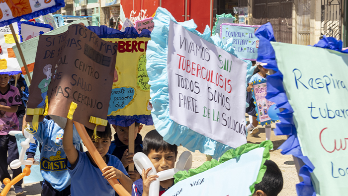 Imagen del pasacalles por la ciudad de Huamachuco con niños con carteles alusivos a la tuberculosis