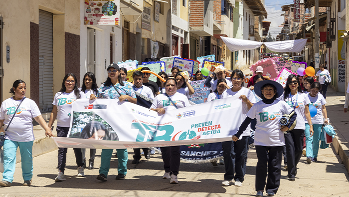 Imagen del pasacalles por la ciudad de Huamachuco con niños con carteles alusivos a la tuberculosis