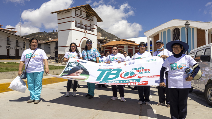 Imagen del pasacalles por la ciudad de Huamachuco con niños con carteles alusivos a la tuberculosis