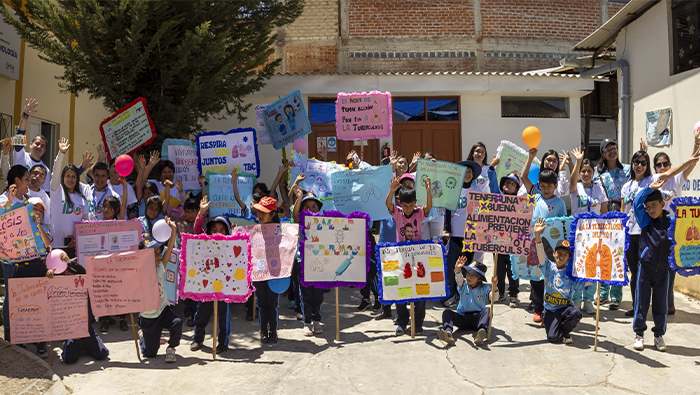 Imagen del pasacalles por la ciudad de Huamachuco con niños con carteles alusivos a la tuberculosis