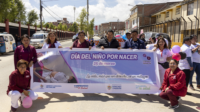 Imagen del pasacalles por la ciudad de Huamachuco y actividades realizadas por el personal de salud.