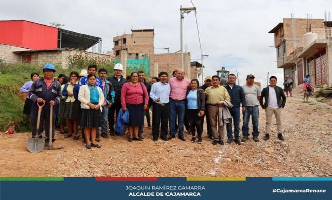 📌El alcalde provincial, Joaquin Ramírez Gamarra, continúa su compromiso con el bienestar de la población, llevando a cabo importantes trabajos de mantenimiento e instalación de agua potable en la zona alta de Calispuquio.
✅La primera autoridad edil, acompañado por su equipo de trabajo, realizó una visita a la zona para verificar el avance de las labores, las cuales están beneficiando a más de 80 familias de la localidad. Estos esfuerzos tienen como objetivo principal garantizar el acceso a un recurso vital como lo es el agua potable.
👷‍♂️Este proyecto, que contempla una instalación de más de mil metros de tuberías, representando un importante avance en la calidad de vida de los habitantes de Calispuquio.