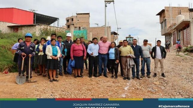 📌El alcalde provincial, Joaquin Ramírez Gamarra, continúa su compromiso con el bienestar de la población, llevando a cabo importantes trabajos de mantenimiento e instalación de agua potable en la zona alta de Calispuquio.
✅La primera autoridad edil, acompañado por su equipo de trabajo, realizó una visita a la zona para verificar el avance de las labores, las cuales están beneficiando a más de 80 familias de la localidad. Estos esfuerzos tienen como objetivo principal garantizar el acceso a un recurso vital como lo es el agua potable.
👷‍♂️Este proyecto, que contempla una instalación de más de mil metros de tuberías, representando un importante avance en la calidad de vida de los habitantes de Calispuquio.