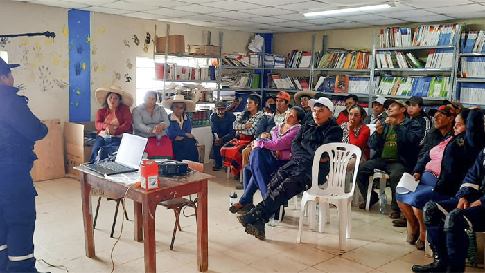 Imagen de la capacitación del personal de SAMU a los brigadistas comunitarios.