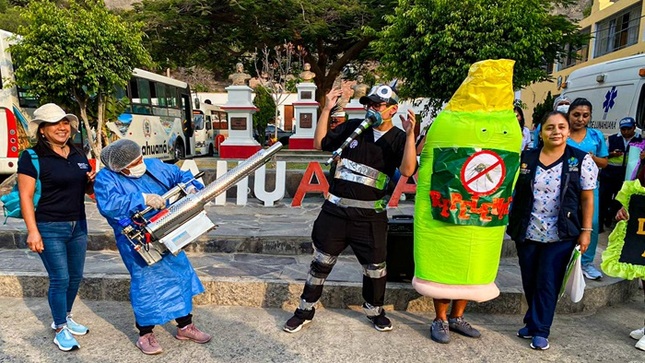 Nuestras principales autoridades participaron de la Marcha de Sensibilización contra el DENGUE, contando con la presencia de las Regidoras Srta. Irene Fiorella Nolazco Sánchez, Srta. Vicky Rubí Vicente de la Cruz, Gerente de Desarrollo Social e Inclusión Social Lic. Luisa Meneses Rivadeneyra, Personal de la Microred de Lunahuaná, Agentes de Serenazgo, Club de Adulto Mayor, Técnicas de la CCAPs y Personal Policial de la Comisaria. 
De la misma manera, el personal responsable del Centro de Salud dio a conocer que es una enfermedad febril que afecta a lactantes, niños y adultos. La infección puede ser asintomática o cursar con síntomas que van desde una fiebre moderada a una fiebre alta incapacitante con dolor de cabeza intenso, dolor detrás de los ojos, dolor muscular en las articulaciones y sarpullidos. 
#EnGestionChavelonEsLaSolucion

𝑺𝒆 𝒓𝒖𝒆𝒈𝒂 𝒔𝒖 𝒅𝒊𝒇𝒖𝒔𝒊𝒐́𝒏 / 𝑼𝒏𝒊𝒅𝒂𝒅 𝒅𝒆 𝑰𝒎𝒂𝒈𝒆𝒏 𝑰𝒏𝒔𝒕𝒊𝒕𝒖𝒄𝒊𝒐𝒏𝒂𝒍